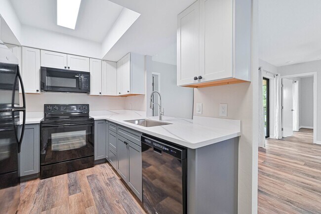 Building Photo - NOW AVAILABLE - Cozy Condo in Cross Creek - Golf Community!