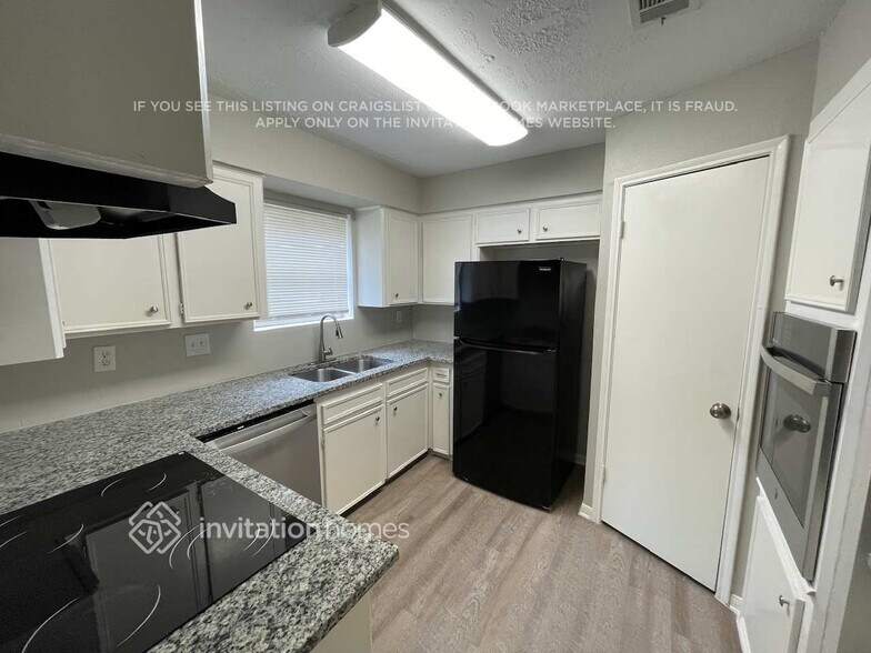 Building Photo - 16519 Cairngorm Dr