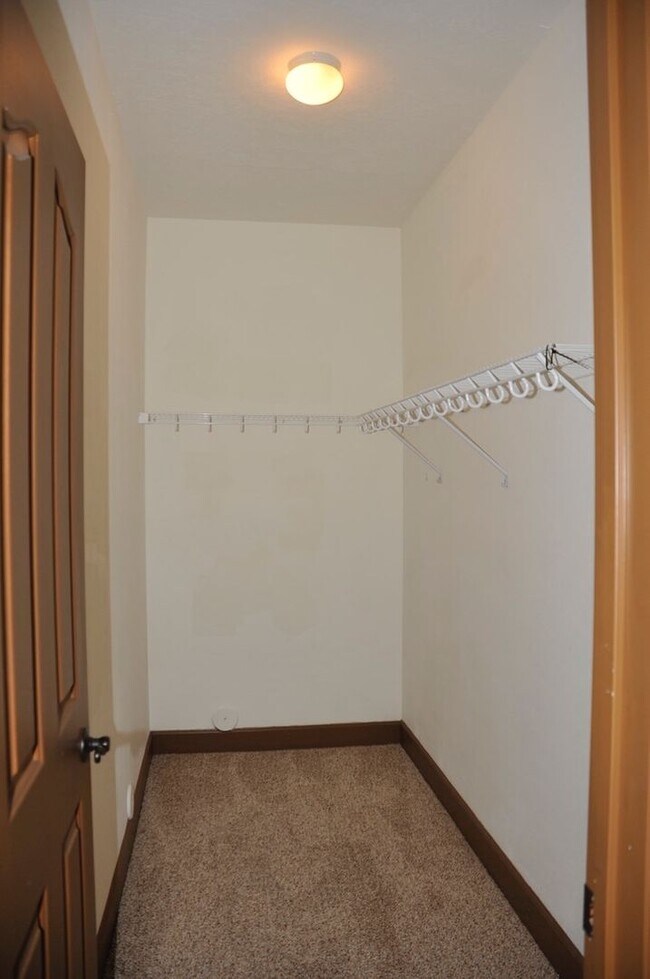Building Photo - 3 bed 2.5 bath Townhome with A/C & gas fireplace