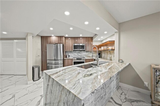 Building Photo - 9650 S Ocean Dr