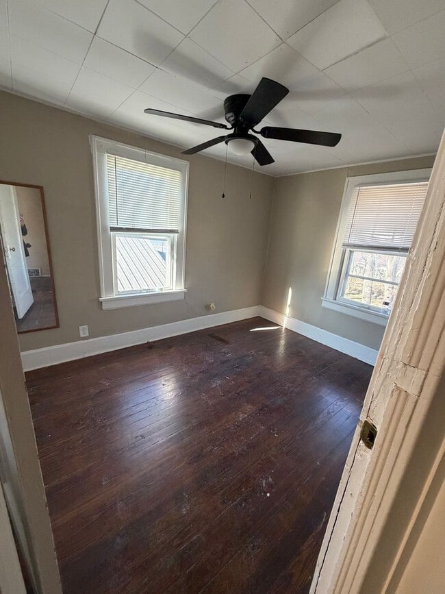 Building Photo - Spacious Duplex