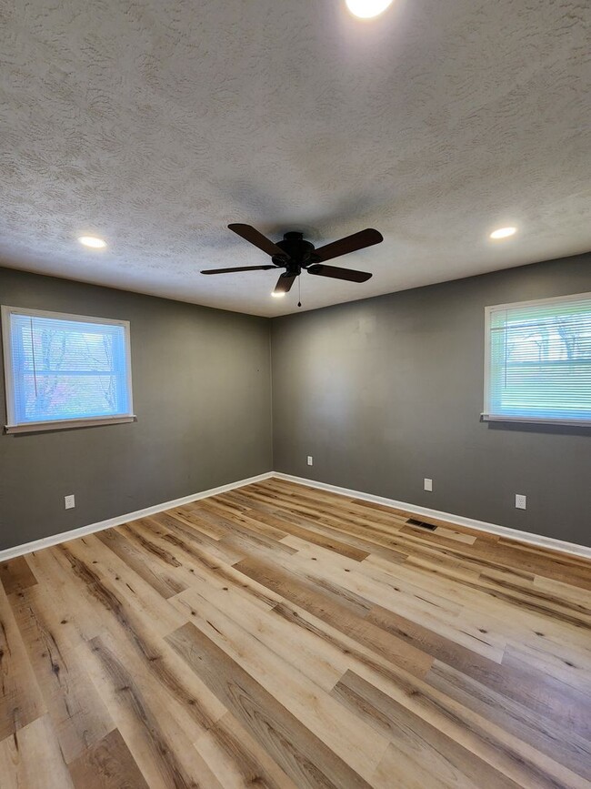 Building Photo - Large Brick Ranch-Rental
