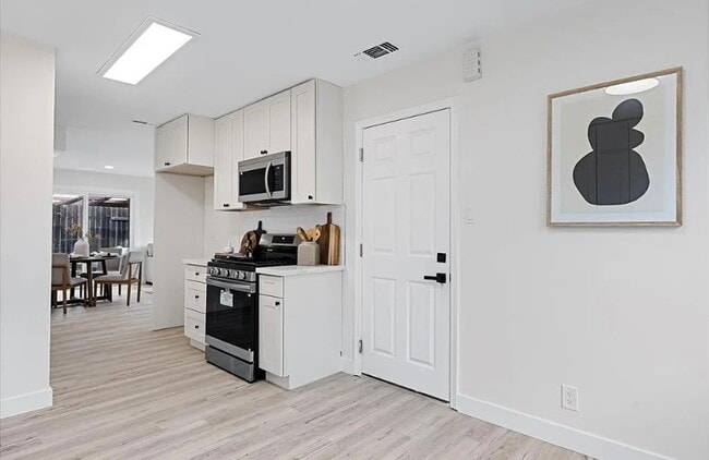 Building Photo - FOR RENT