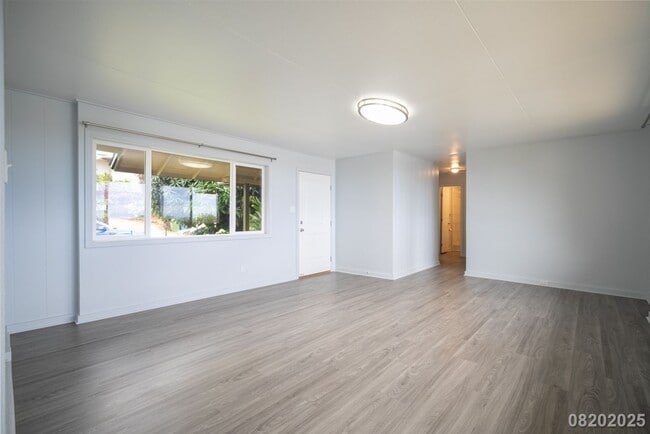 Building Photo - 3br - 910ft2 - 3br/1ba/2pkg Halawa Heights...
