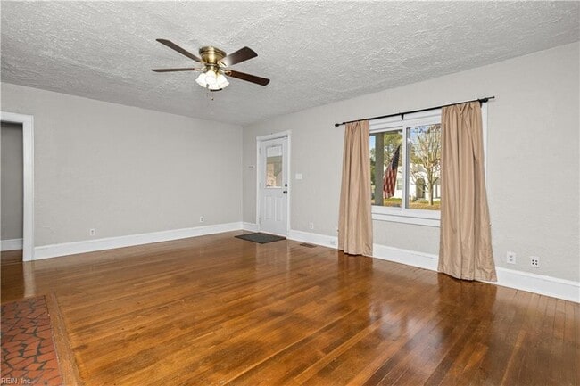 Building Photo - 3537 Buckingham St