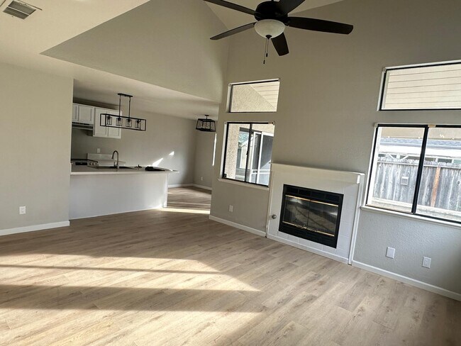 Building Photo - 900 Grandview Cir