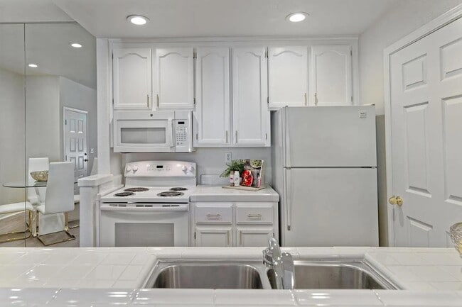 Building Photo - 5947 Lake Hennessy Ct