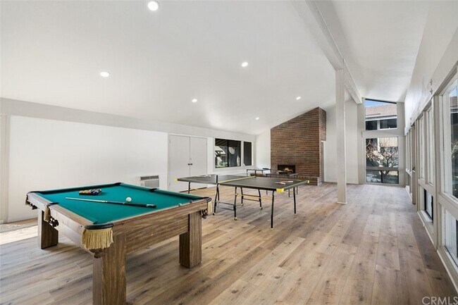 Building Photo - 323 Streamwood-