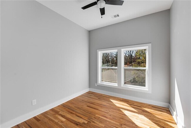 Building Photo - 2150 Essex Ave SW