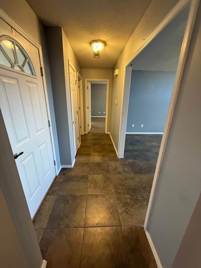 Building Photo - 3 Bed 2 Bath House with 2 Car Garage.  Has Gas Heat