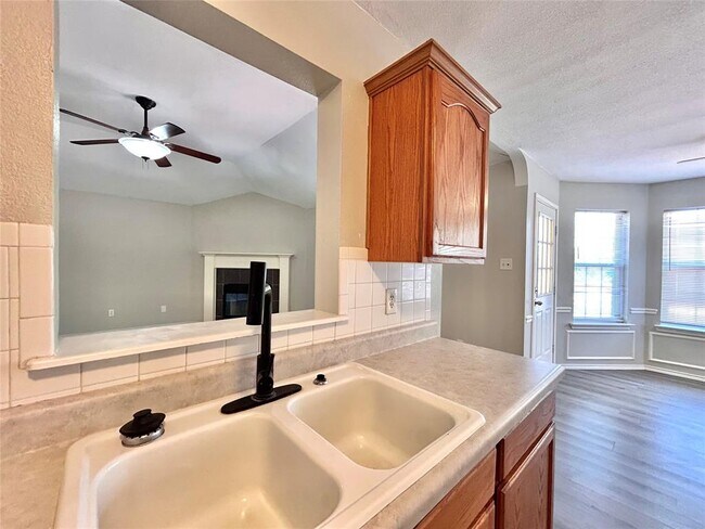 Building Photo - 404 Mesquite Cir