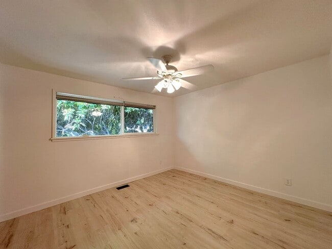 Building Photo - 2 bedroom - Retro Charmer in the Heart of ...