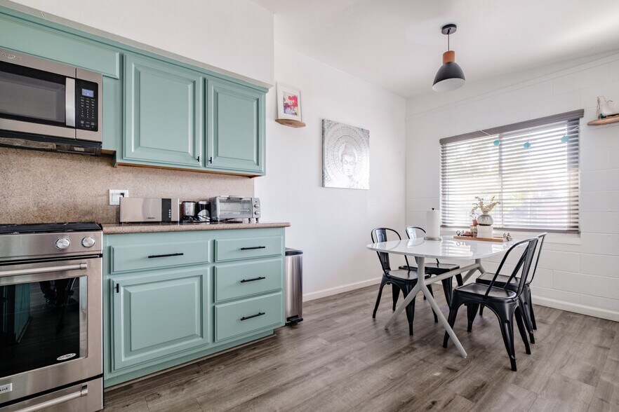 Building Photo - 5521 27th Ave