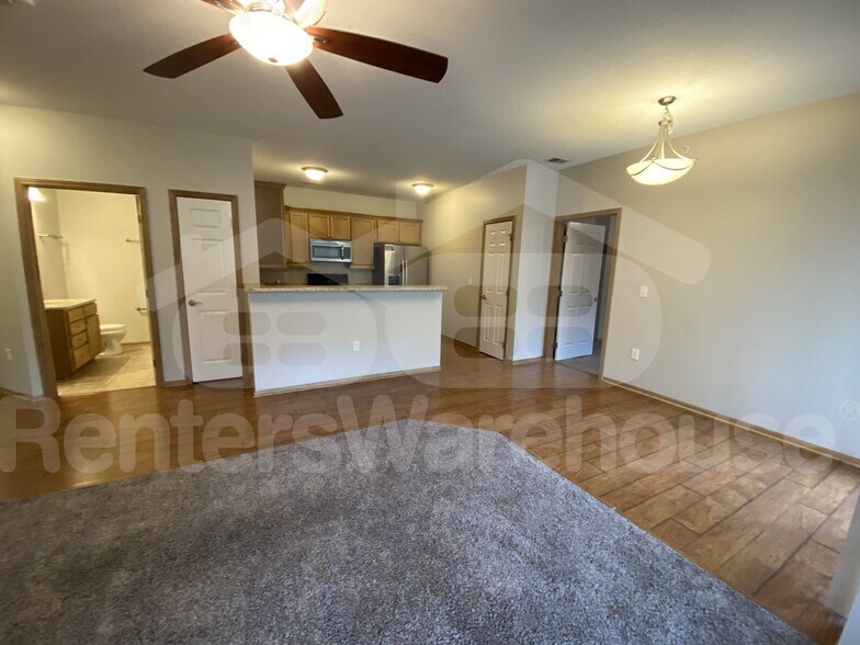 Building Photo - 2000 Meadow Ct