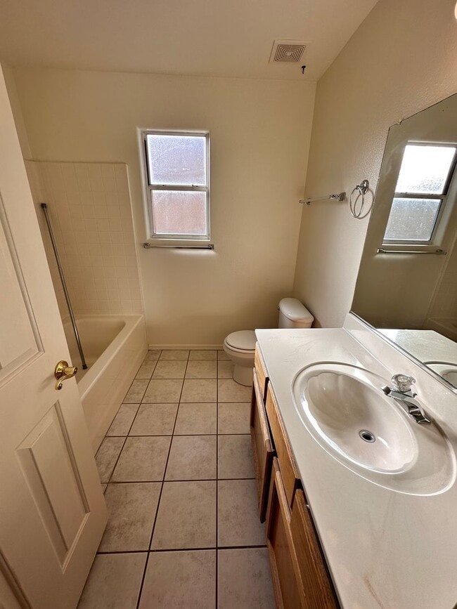 Building Photo - Great 3 Bedroom, 2 Bath Home Centrally located in Kingman!