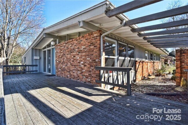 Building Photo - 3111 Spring Valley Rd