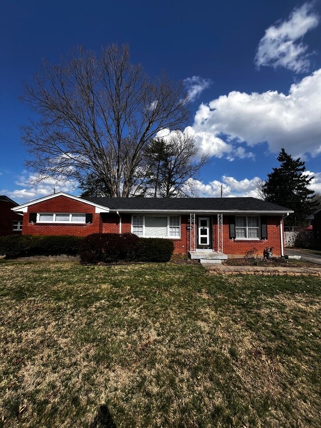 Building Photo - Spacious 3 Bedroom With A Basement