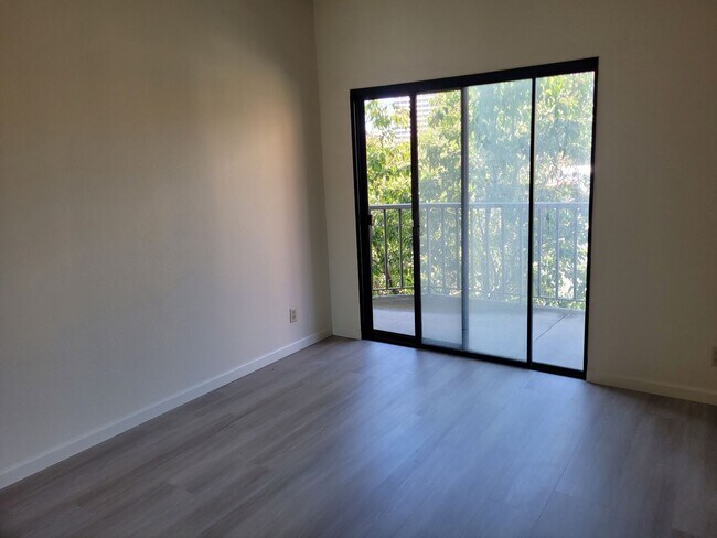 Building Photo - Lake Merritt Condo