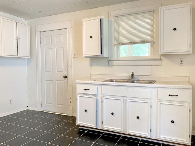 Building Photo - 2 Bed 1 Bath Home