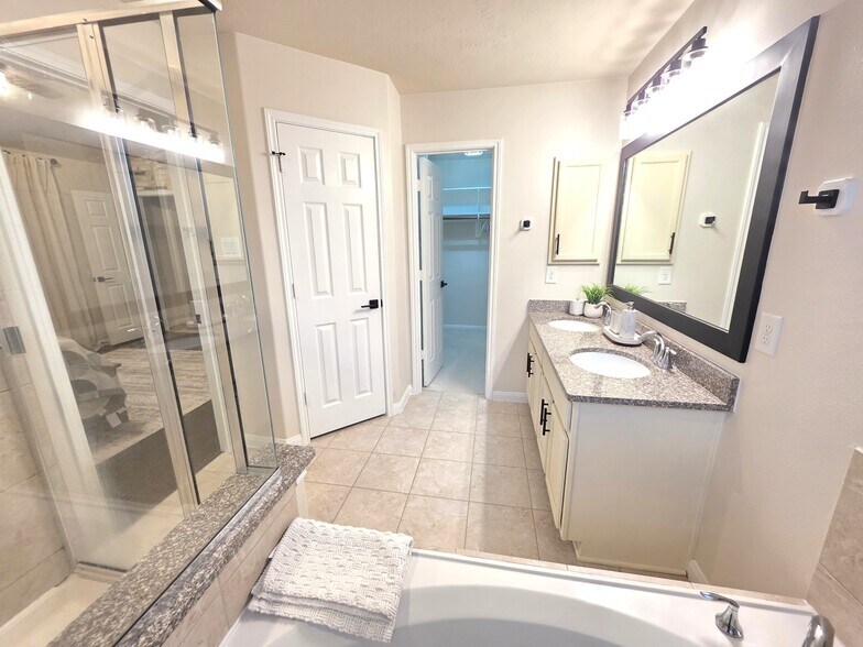 Building Photo - 15434 Kaston Dr