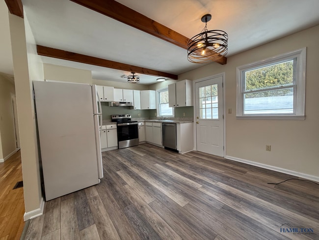 Building Photo - 4332 E Lake Rd