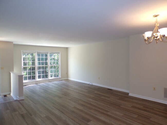 Building Photo - Three Bedroom Townhouse Conveniently Located In Springfield