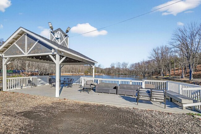 Building Photo - 443 Clove Rd