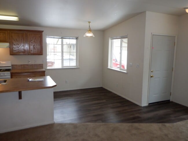 Building Photo - Single Level 2 Bed/2 Bath Unit with Garage...