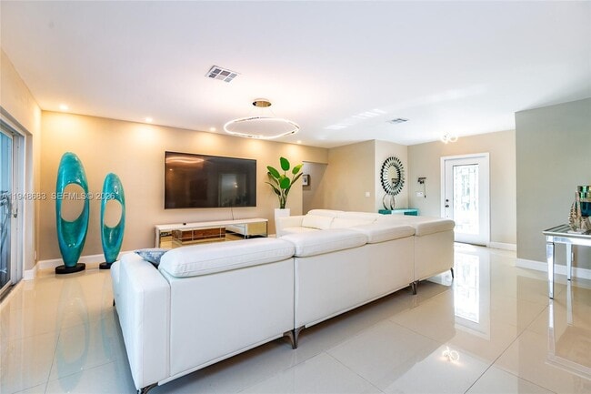 Building Photo - 709 Elm Tree Ln