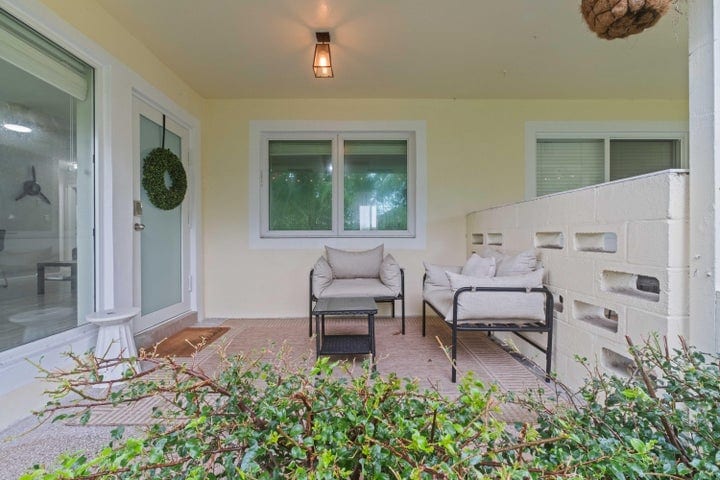 Building Photo - 1007 NE 9th Ct