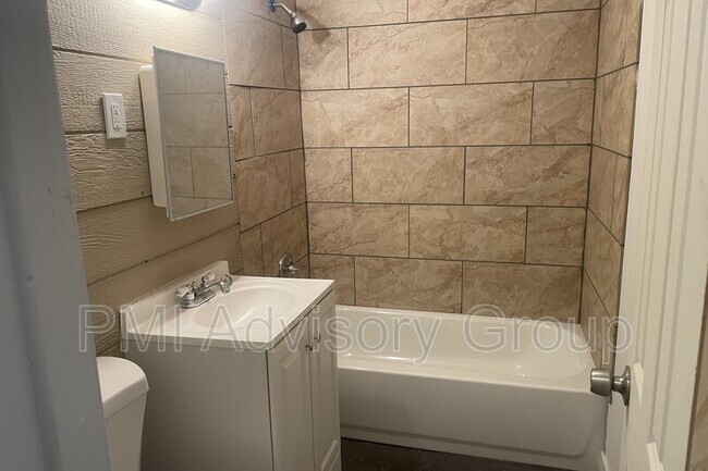 Building Photo - 3336 SE Girard St