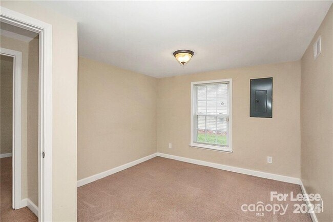Building Photo - 1005 Rainbow Dr