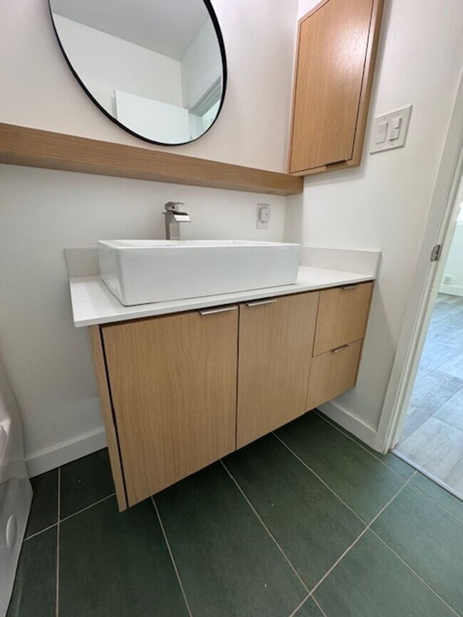 Building Photo - Modern Alamitos Beach 2 bedroom Condo plus...