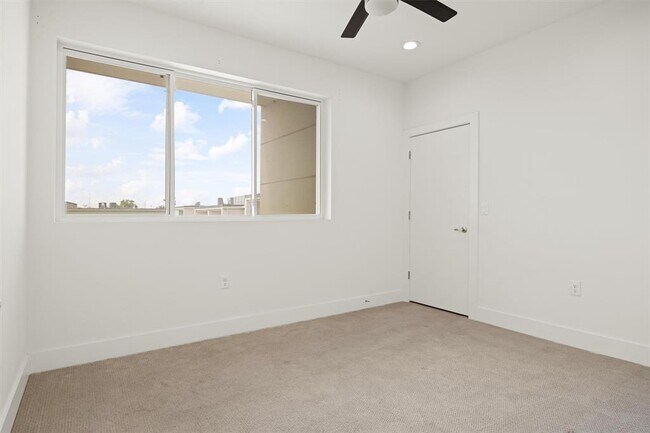 Building Photo - 604 N Bluff Dr