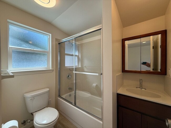 Building Photo - Townhouse living - Nice and clean 3 bedroo...