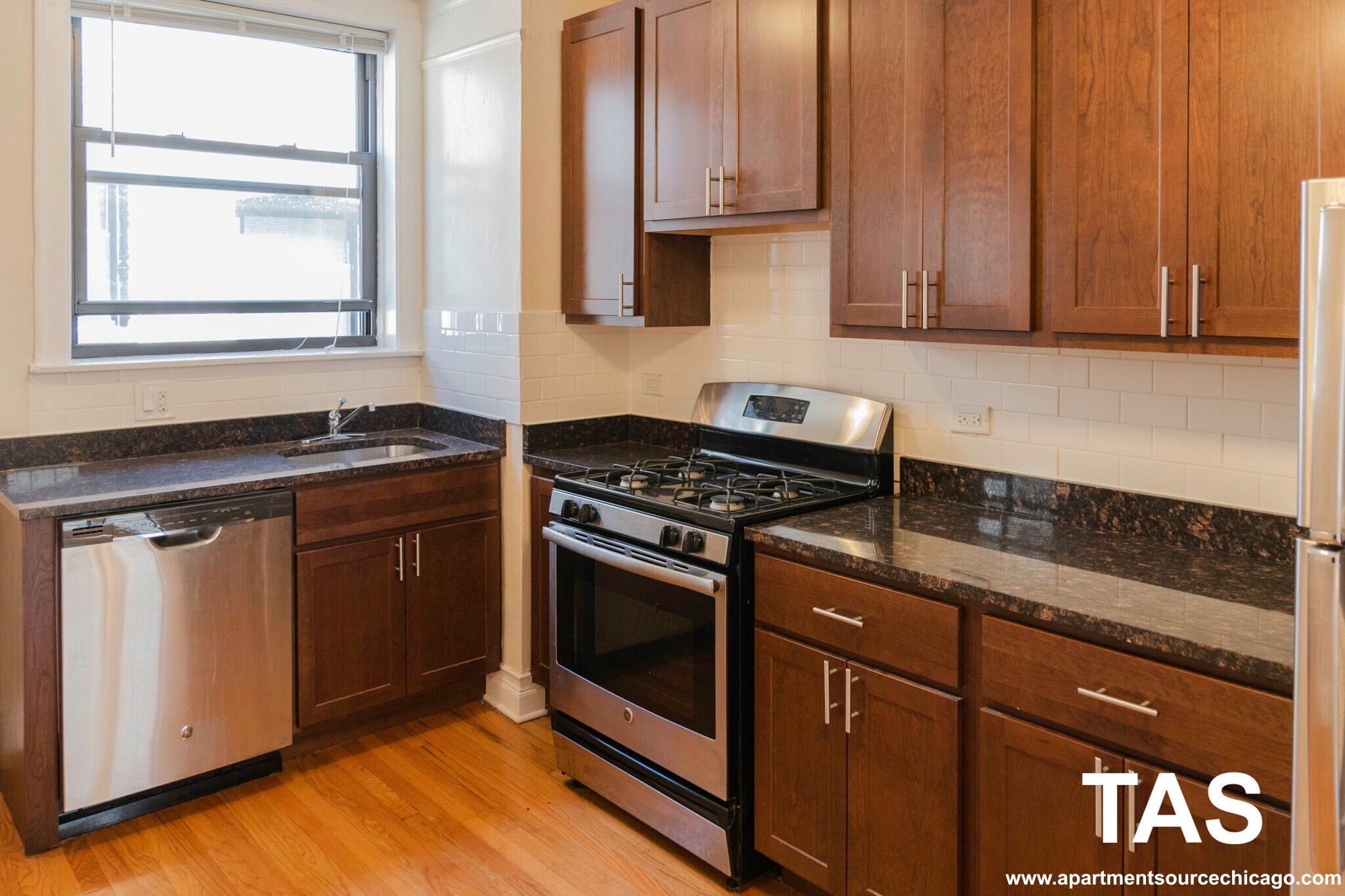 Building Photo - 1948 W Wilson Ave