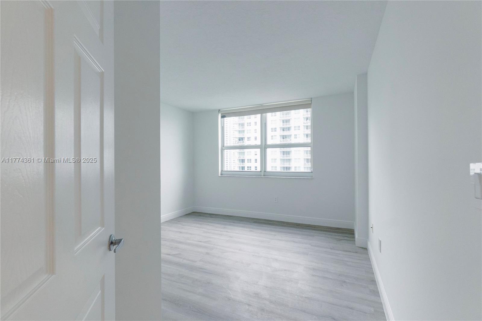 Building Photo - 1155 Brickell Bay Dr