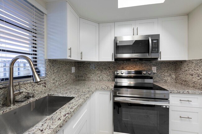 Building Photo - 2733 SW 31st Pl