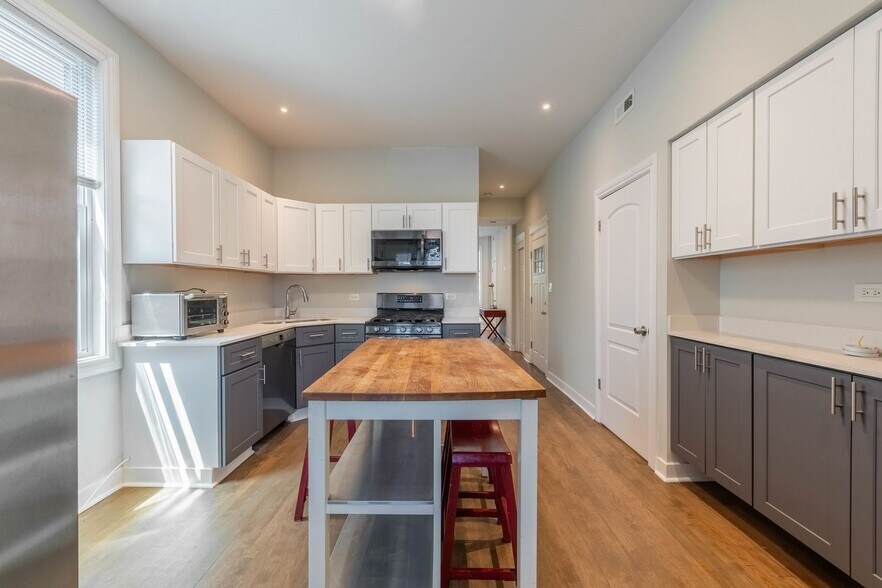 Building Photo - 2729 S Harding Ave