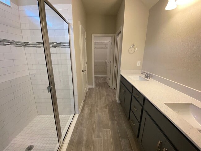 Building Photo - Freshly Updated 5-Bedroom, 4-Bath Home in Grand Oaks – Nearly New Condition