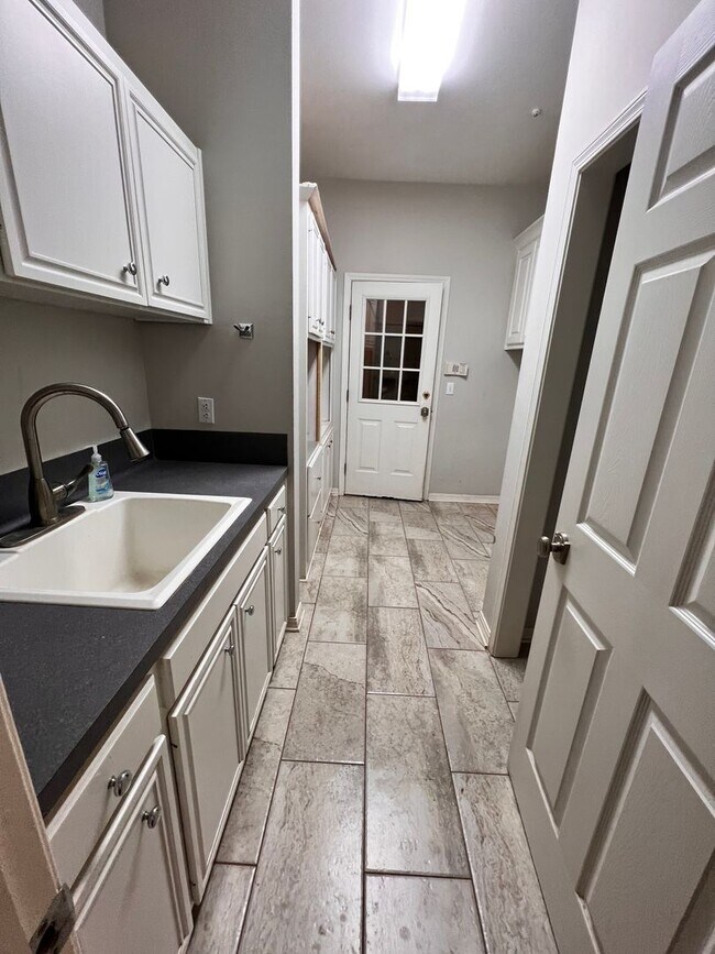Building Photo - Gorgeous home in Greenacres -North Bossier... Close to Barksdale Air Force Base
