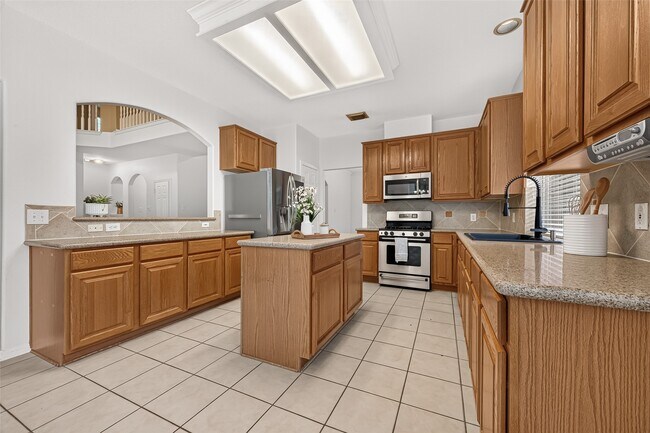 Building Photo - 2710 Five Oaks Dr