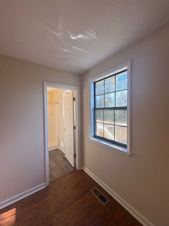 Building Photo - 3 Bed/2 Bath with Deck/Yard in quite neigh...