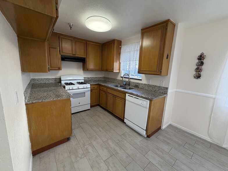 Building Photo - 13522 Glenoaks Blvd