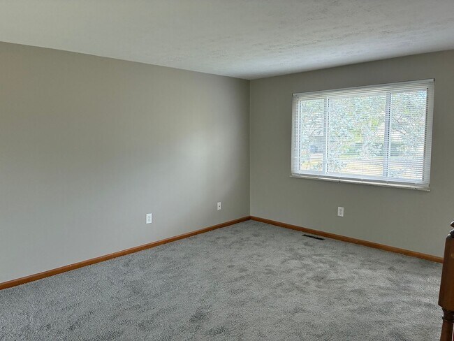 Building Photo - Home with Updated Kitchen and Clean, Moder...