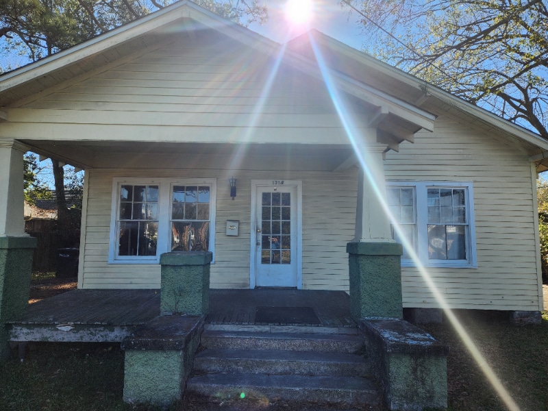 Building Photo - 131B Center St