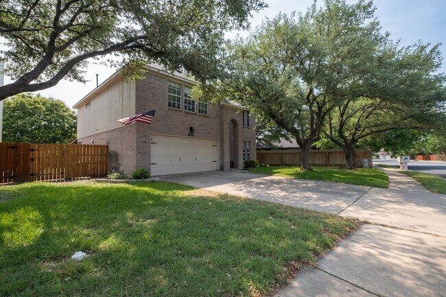 Building Photo - Stunning 4 Bedroom, 2.5 Bath Home in Block...