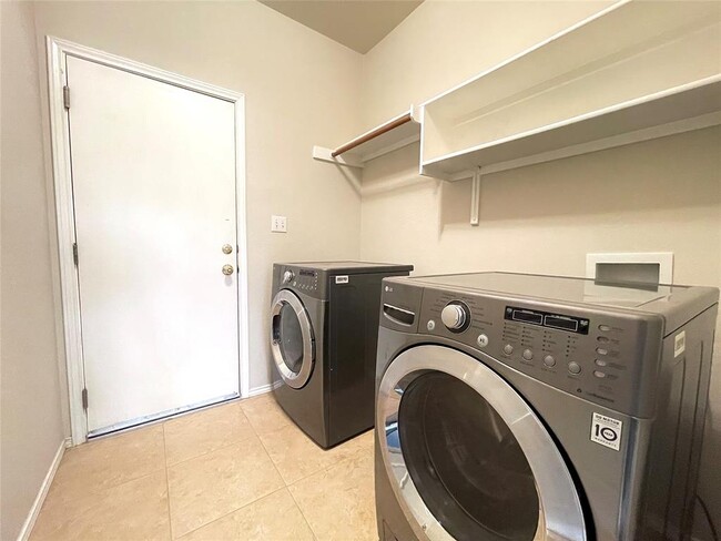 Building Photo - 2219 Speidel Dr