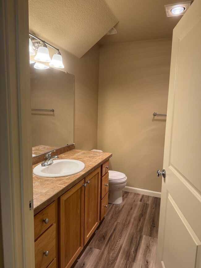 Building Photo - Beautiful 1br Condo in Sherwood. End unit ...