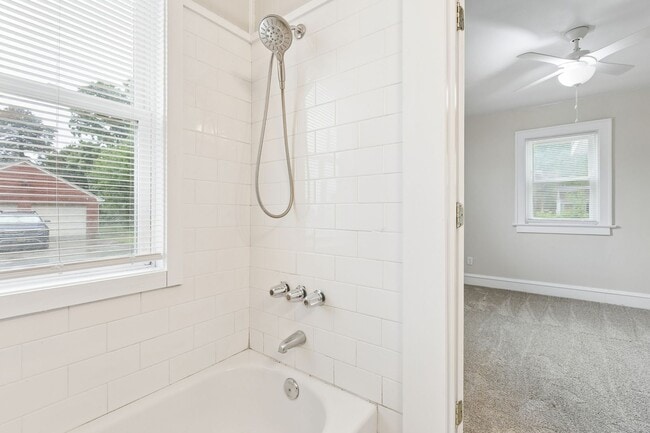 Building Photo - Water Views, Hampton, 3 bed 2.5 bath Ready Now!